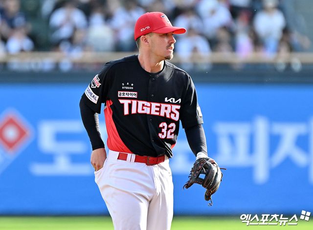 KIA 타이거즈가 아시아 쿼터로 영입했던 호주 출신 내야수 제리드 데일이 26일 방출됐다. 데일은 초반 안타 행진을 거듭하며 가성비 높은 활약을 펼치는가 싶었으나 이달 초부터 부진에 빠졌다. 지난 11일 1군 엔트리 말소 후 2주 넘게 2군에서만 머무르고 있었던 가운데 아시아 쿼터 퇴출 선수 1호라는 불명예를 안고 타이거즈를 떠나게 됐다. KIA는 새로운 아시아쿼터로 기존 KBO리그에서 뛰었던 투수를 물색 중인 것으로 알려졌다. 엑스포츠뉴스DB