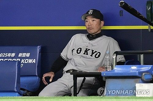 일본프로야구(NPB)를 대표하는 스타 출신 지도자인 아베 신노스케 요미우리 자이언츠 감독이 현행범으로 체포되는 사건이 발생했다. 아베 감독은 이날 도쿄 시부야 자택에서 18세 딸에게 폭행을 가한 혐의로 경찰에 체포됐으며, 사건은 아동상담소를 통한 신고로 드러났다. 'TV아사히(ANN)'는 '오후 7시15분쯤 18세 딸로부터 부모에게 학대를 당했다. 아버지에게 폭행을 당했다는 상담이 접수됐고, 이를 받은 아동상담소가 110번 신고를 했다'고 했다. 아베 감독은 두 딸의 싸움을 말리다가 이런 일을 저지른 것으로 드러났다. 아베 감독도 혐의를 인정하는 중이다. 사진 연합뉴스