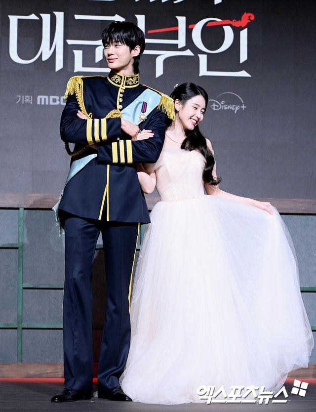 '21세기 대군부인' 배우 아이유, 변우석.