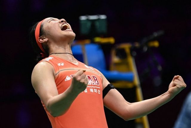 세계랭킹 1위 안세영(삼성생명)은 26일(한국시간) 싱가포르 칼랑의 싱가포르 실내 체육관에 열린 2026 세계배드민턴연맹(BWF) 월드투어 싱가포르 오픈(슈퍼 750) 여자단식 1회전(32강)에서 세계랭킹 31위 신유진(인천국제공항)을 28분 만에 게임스코어 2-0(21-12 21-3)으로 꺾었다. 이날 안세영 대회 첫 경기부터 같은 한국 국가대표 심유진과 코리안더비를 치렀다. 안세영은 대회 우승 후보 다운 경기력을 과시하면서 심유진을 가볍게 꺾으며 대회 16강 진출에 성공했다. 지난해 싱가포르 오픈 8강에서 탈락해 3연패 달성에 실패했던 안세영은 이번 대회에서 정상 탈환에 도전한다. 연합뉴스