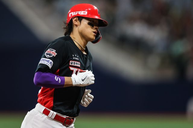 KIA 타이거즈 내야수 김도영이 27일 서울 고척스카이돔에서 열린 2026 신한 SOL KBO리그 키움 히어로즈와의 팀 간 5차전에서 시즌 14호 홈런을 기록, 팀 5연승에 힘을 보탰다. 사진 KIA 타이거즈