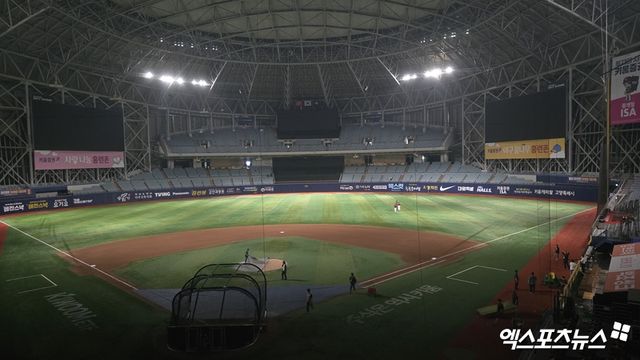 지난 26일 키움 히어로즈와 KIA 타이거즈의 KBO리그 경기가 종료된 뒤 조명이 꺼진 고척스카이돔. 홈 팀 키움이 게임을 마친 뒤 추가 훈련을 진행했지만, 서울시설관리공단의 강제 소등으로 대응했다. 사진 김지수 기자