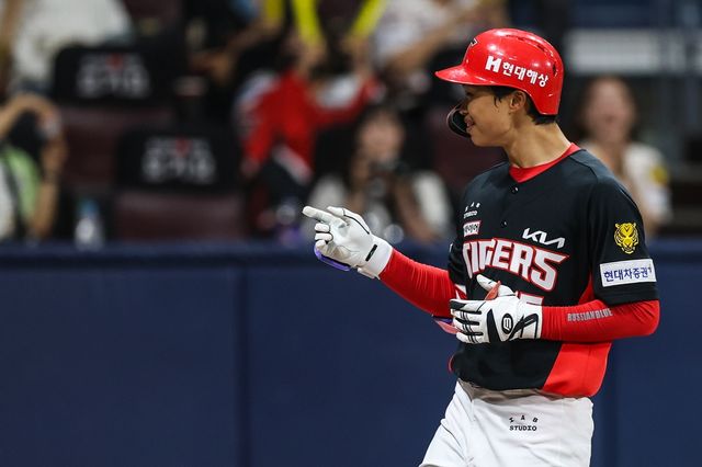 KIA 타이거즈 외야수 박재현이 27일 서울 고척스카이돔에서 열린 2026 신한 SOL KBO리그 키움 히어로즈와의 팀 간 5차전에서 1회초 선두타자 홈런으로 팀 5연승에 힘을 보탰다. 사진 KIA 타이거즈