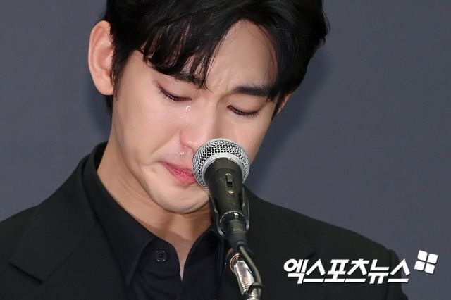 기자회견 중인 배우 김수현.