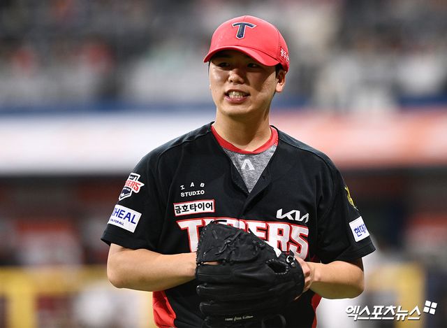 28일 오후 서울 구로구 고척스카이돔에서 열린 '2026 신한 SOL Bank KBO리그' KIA 타이거즈와 키움 히어로즈의 경기, 6회말 KIA 선발 황동하가 무실점 이닝을 마친 뒤 더그아웃으로 향하고 있다. 고척, 고아라 기자