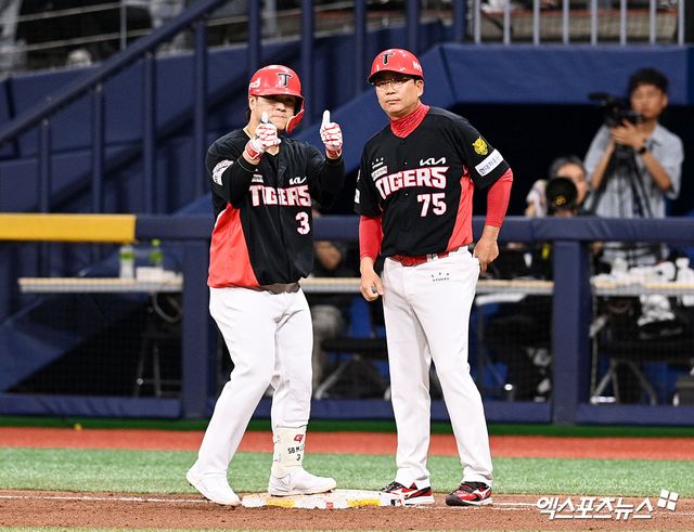 28일 오후 서울 구로구 고척스카이돔에서 열린 '2026 신한 SOL Bank KBO리그' KIA 타이거즈와 키움 히어로즈의 경기, 5회초 2사 2루 KIA 김선빈이 안타를 날리고 세리머니를 하고 있다. 고척, 고아라 기자