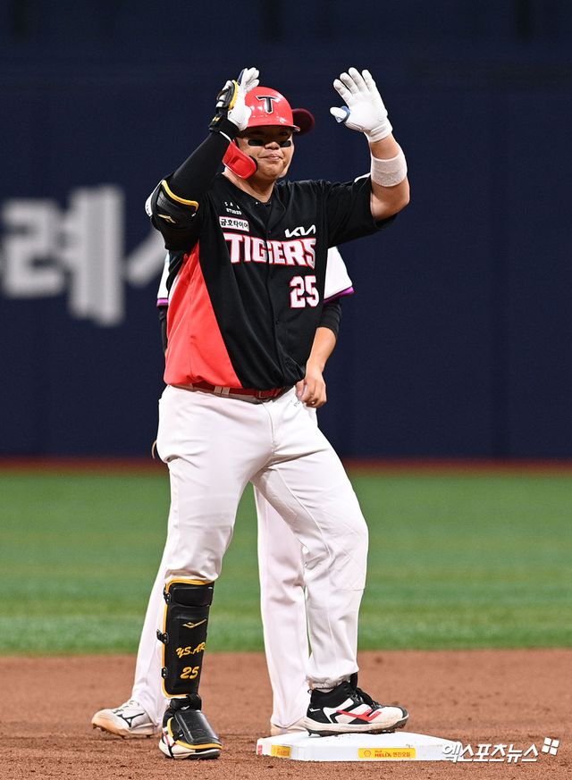 28일 오후 서울 구로구 고척스카이돔에서 열린 '2026 신한 SOL Bank KBO리그' KIA 타이거즈와 키움 히어로즈의 경기, 2회초 1사 2루 KIA 한준수가 안타를 날리고 세리머니를 하고 있다. 고척, 고아라 기자