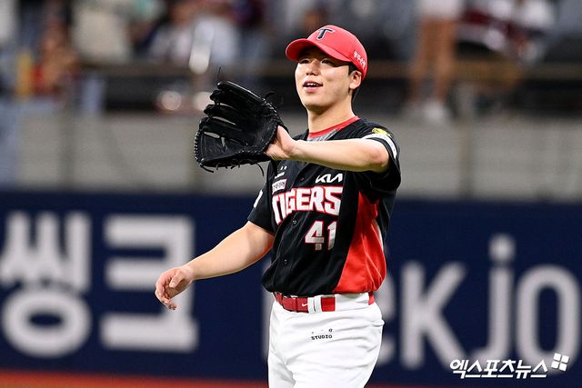 28일 오후 서울 구로구 고척스카이돔에서 열린 '2026 신한 SOL Bank KBO리그' KIA 타이거즈와 키움 히어로즈의 경기, 3회말 KIA 선발 황동하가 한승연 호수비에 기뻐하고 있다. 고척, 고아라 기자