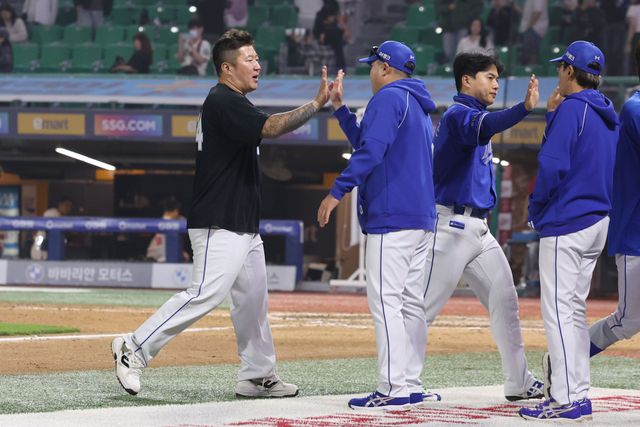 박진만(왼쪽 두 번째) 삼성 라이온즈 감독이 28일 인천 SSG랜더스필드에서 열린 2026 신한 SOL KBO리그 SSG 랜더스와의 팀 간 5차전에서 10-1로 승리한 뒤 최형우(왼쪽 첫 번째)와 하이파이브를 하고 있는 모습. 사진 삼성 라이온즈