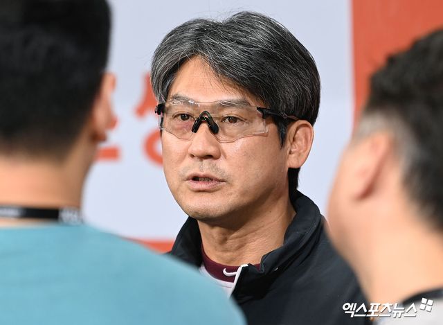 28일 오후 서울 구로구 고척스카이돔에서 열리는 '2026 신한 SOL Bank KBO리그' KIA 타이거즈와 키움 히어로즈의 경기, 키움 설종진 감독이 취재진과 인터뷰를 하고 있다. 고척, 고아라 기자