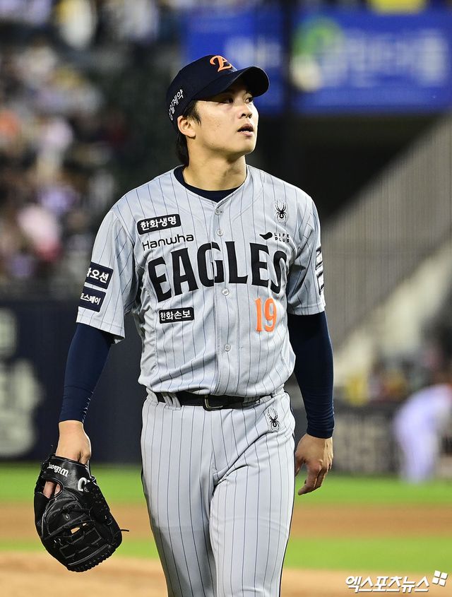 22일 오후 서울 송파구 잠실야구장에서 열린 '2026 신한 SOL Bank KBO리그' 한화 이글스와 LG 트윈스의 경기, 한화 선발투수 왕옌청이 5회말을 마친 뒤 더그아웃으로 향하고 있다. 엑스포츠뉴스 DB