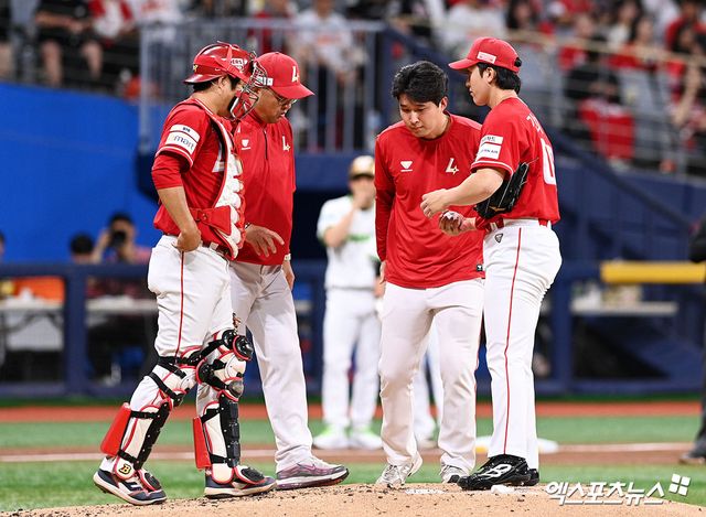 21일 오후 서울 구로구 고척스카이돔에서 열린 '2026 신한 SOL Bank KBO리그' SSG 랜더스와 키움 히어로즈의 경기, 3회말 무사 1,2루 SSG 선발 긴지로가 키움 이형종에게 볼넷을 허용하며 만루 위기를 맞고 있다. 엑스포츠뉴스 DB