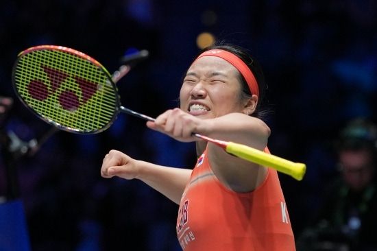 여자단식 세계랭킹 1위 안세영(삼성생명)은 29일(한국시간) 싱가포르 인도어 스타디움에서 열린 2026 세계배드민턴연맹(BWF) 싱가포르 오픈(슈퍼 750) 여자단식 8강전에서 인도의 푸살라 신두(세계 11위)를 게임스코어 2-0(21-17 21-14)으로 이겼다. 이날 승리로 안세영은 신두와의 상대 전적을 9전 전승으로 늘렸고 싱가포르 오픈 준결승 진출에 성공했다. 지난 2023년과 2024년 대회를 우승했지만 2025년 대회 8강에서 탈락했던 안세영은 이번 싱가포르 오픈 준결승에 올라가면서 정상 탈환 도전을 이어갔다. 연합뉴스