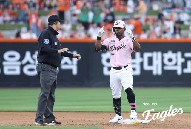 29일 오후 대전 한화생명 볼파크에서 열린 '2026 신한 SOL KBO리그' SSG 랜더스와 한화 이글스의 경기, 4회말 1사 한화 요나단 페라자가 우중간 2루타를 때린 뒤 세리머니를 하고 있다. 한화 이글스