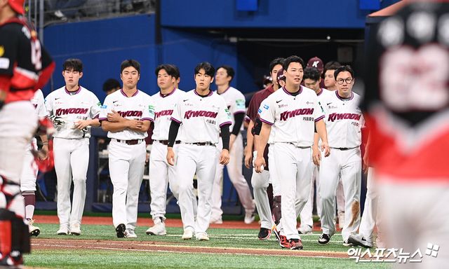 28일 오후 서울 구로구 고척스카이돔에서 열린 '2026 신한 SOL Bank KBO리그' KIA 타이거즈와 키움 히어로즈의 경기, KIA가 선발 황동하의 호투와 김선빈의 결승타에 힘입어 키움을 5:0으로 꺾고 6연승을 달성했다. 이날 경기를 마친 키움 선수들이 아쉬워하고 있다. 고척, 고아라 기자