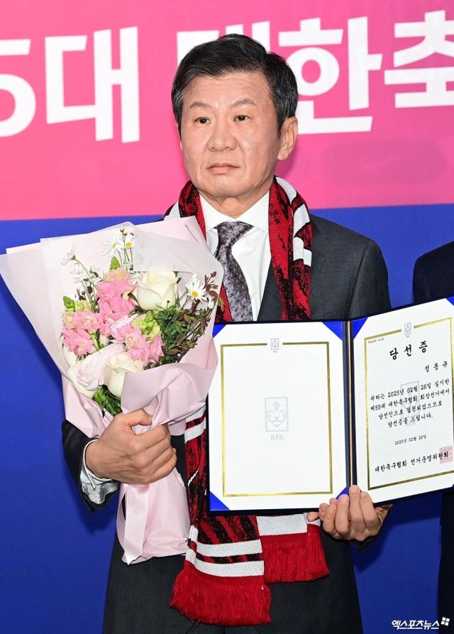 2026 국제축구연맹(FIFA) 북중미 월드컵이 끝난 뒤 회장직에서 물러나기로 결정한 정몽규 대한축구협회장이 대표팀을 향한 응원을 당부했다. 현재 미국 유타주 솔트레이크시티에 마련된 사전캠프에서 현지 환경에 적응하기 위해 구슬땀을 흘리고 있는 홍명보호는 이번 월드컵에서 32강 이상의 성적을 노리고 있다. 사진 엑스포츠뉴스DB