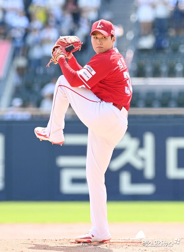 10일 오후 서울 송파구 잠실야구장에서 열린 '2026 신한 SOL Bank KBO리그' SSG 랜더스와 두산 베어스의 경기, 1회말 SSG 선발투수 최민준이 공을 힘차게 던지고 있다. 엑스포츠뉴스 DB