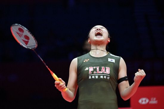 여자단식 세계랭킹 1위 안세영(삼성생명)은 29일(한국시간) 싱가포르 인도어 스타디움에서 열린 2026 세계배드민턴연맹(BWF) 싱가포르 오픈(슈퍼 750) 여자단식 8강전에서 인도의 푸살라 신두(세계 11위)를 게임스코어 2-0(21-17 21-14)으로 이겼다. 이날 승리로 안세영은 신두와의 상대 전적을 9전 전승으로 늘렸고 싱가포르 오픈 준결승 진출에 성공했다. 지난 2023년과 2024년 대회를 우승했지만 2025년 대회 8강에서 탈락했던 안세영은 이번 싱가포르 오픈 준결승에 올라가면서 정상 탈환 도전을 이어갔다. 연합뉴스