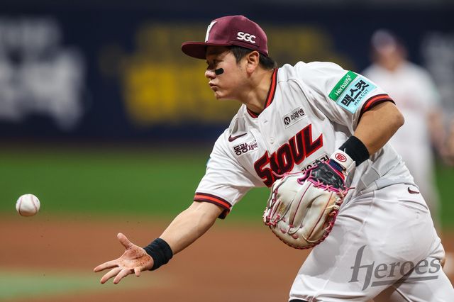 키움 히어로즈 베테랑 내야수 최주환이 29일 서울 고척스카이돔에서 열린 2026 신한 SOL KBO리그 KT 위즈와의 팀 간 7차전에서 9회초 치명적인 수비 실책으로 팀 6연패를 막지 못했다. 사진 키움 히어로즈 제공