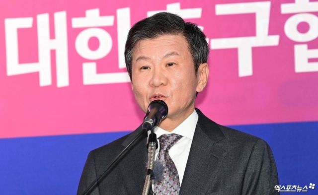 2026 국제축구연맹(FIFA) 북중미 월드컵이 끝난 뒤 회장직에서 물러나기로 결정한 정몽규 대한축구협회장이 대표팀을 향한 응원을 당부했다. 현재 미국 유타주 솔트레이크시티에 마련된 사전캠프에서 현지 환경에 적응하기 위해 구슬땀을 흘리고 있는 홍명보호는 이번 월드컵에서 32강 이상의 성적을 노리고 있다. 사진 엑스포츠뉴스DB