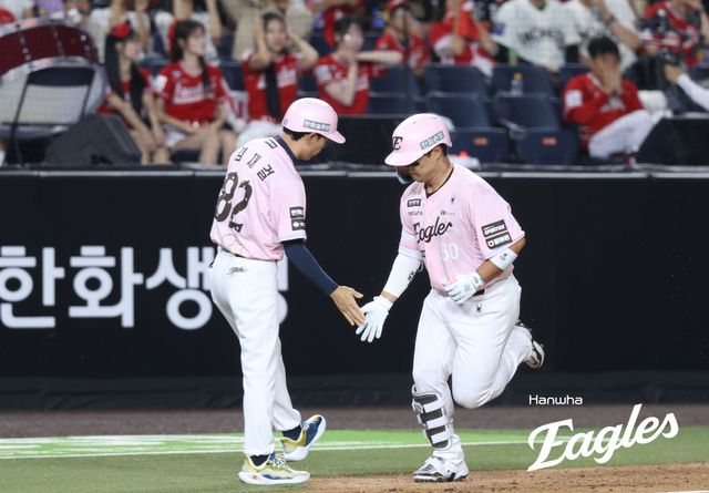 29일 오후 대전 한화생명 볼파크에서 열린 '2026 신한 SOL KBO리그' SSG 랜더스와 한화 이글스의 경기, 6회말 1사 1루 한화 강백호가 투런 홈런을 날린 뒤 그라운드를 돌고 있다. 한화 이글스