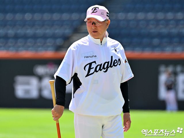 24일 오후 대전 한화생명 볼파크에서 열리는 '2026 신한 SOL Bank KBO리그' 두산 베어스와 한화 이글스의 경기, 한화 김경문 감독이 선수들의 훈련을 지켜보고 있다. 엑스포츠뉴스 DB