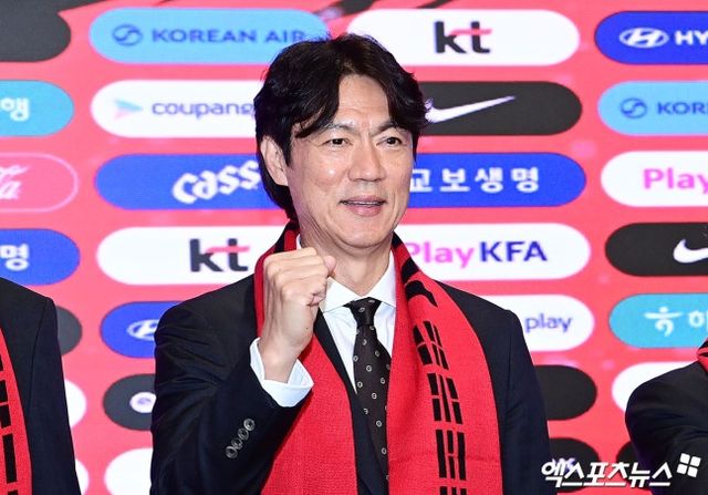 2026 국제축구연맹(FIFA) 북중미 월드컵이 끝난 뒤 회장직에서 물러나기로 결정한 정몽규 대한축구협회장이 대표팀을 향한 응원을 당부했다. 현재 미국 유타주 솔트레이크시티에 마련된 사전캠프에서 현지 환경에 적응하기 위해 구슬땀을 흘리고 있는 홍명보호는 이번 월드컵에서 32강 이상의 성적을 노리고 있다. 사진 엑스포츠뉴스DB