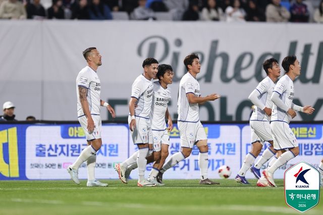 박건하 감독이 지휘하는 수원FC는 3일 수원종합운동장에서 열린 수원삼성과의 하나은행 K리그2 2026 10라운드 홈 경기에서 3-1로 이겼다. 이날 수원FC는 전반 18분 고승범에게 선제골을 허용했고, 전반 45분 동안 슈팅을 1개도 시도하지 못하는 등 크게 고전했다. 그러나 후반전 시작 4분 만에 하정우의 동점골이 터졌고, 후반 25분 최기윤의 역전골이 터지면서 경기를 뒤집는데 성공했다. 이후 후반 39분 하정우가 멀티골을 달성하면서 쐐기를 박았다. 짜릿한 역전승을 거두면서 수원FC는 4경기 무승 행진을 끝냈다. 한국프로축구연맹 제공