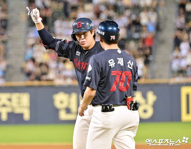 21일 오후 서울 송파구 잠실야구장에서 열린 '2025 신한 SOL Bank KBO리그' 롯데 자이언츠와 LG 트윈스의 경기, 5회초 2사 3루 롯데 나승엽이 1타점 적시타를 날리고 있다. 엑스포츠뉴스 DB