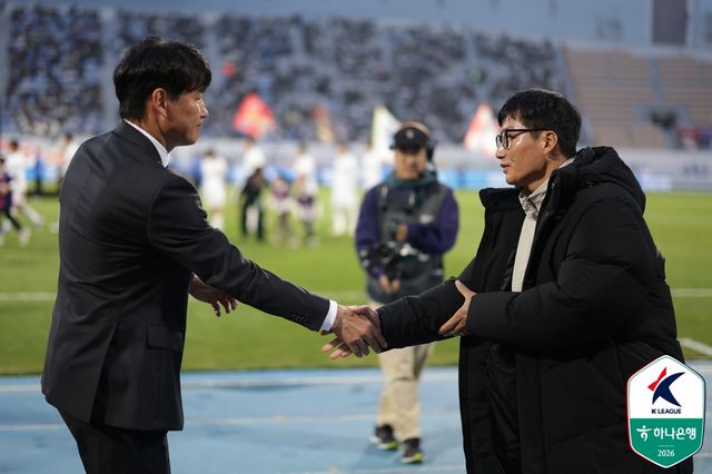 박건하 감독이 지휘하는 수원FC는 3일 수원종합운동장에서 열린 수원삼성과의 하나은행 K리그2 2026 10라운드 홈 경기에서 3-1로 이겼다. 이날 수원FC는 전반 18분 고승범에게 선제골을 허용했고, 전반 45분 동안 슈팅을 1개도 시도하지 못하는 등 크게 고전했다. 그러나 후반전 시작 4분 만에 하정우의 동점골이 터졌고, 후반 25분 최기윤의 역전골이 터지면서 경기를 뒤집는데 성공했다. 이후 후반 39분 하정우가 멀티골을 달성하면서 쐐기를 박았다. 짜릿한 역전승을 거두면서 수원FC는 4경기 무승 행진을 끝냈다. 한국프로축구연맹 제공