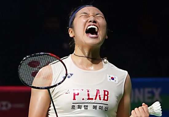 세계랭킹 1위 안세영(삼성생명)은 30일(한국시간) 싱가포르 칼랑의 싱가포르 인도어 스타디움에서 열린 2026 세계배드민턴연맹(BWF) 싱가포르 오픈(슈퍼 750) 여자단식 준결승전에서 중국의 천위페이(세계 4위)를 상대로 1시간 23분간의 접전 끝에 2-1(20-22 21-12 21-15) 역전승을 거뒀다. 이날 승리로 안세영은 2026시즌 국제대회에서 32승1패(기권승 포함)를 기록했다. 안세영의 싱가포르 오픈 결승전 상대는 일본의 야마구치 아카네(세계 3위)이고, 안세영은 야마구치 상대로 상대 전적 17승15패를 기록 중이다. 연합뉴스
