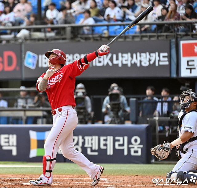 9일 오후 서울 송파구 잠실야구장에서 열린 '2026 신한 SOL Bank KBO리그' SSG 랜더스와 두산 베어스의 경기, 3회초 무사 만루 SSG 최정이 파울 홈런을 날리고 있다. 엑스포츠뉴스 DB