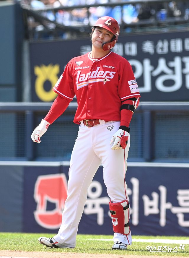 10일 오후 서울 송파구 잠실야구장에서 열린 '2026 신한 SOL Bank KBO리그' SSG 랜더스와 두산 베어스의 경기, 1회초 1사 2루 SSG 최정이 플라이 아웃으로 물러나며 아쉬워하고 있다. 엑스포츠뉴스 DB