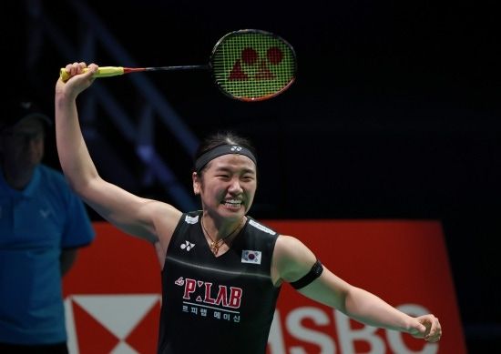 세계랭킹 1위 안세영(삼성생명)은 30일(한국시간) 싱가포르 칼랑의 싱가포르 인도어 스타디움에서 열린 2026 세계배드민턴연맹(BWF) 싱가포르 오픈(슈퍼 750) 여자단식 준결승전에서 중국의 천위페이(세계 4위)를 상대로 1시간 23분간의 접전 끝에 2-1(20-22 21-12 21-15) 역전승을 거뒀다. 이날 승리로 안세영은 2026시즌 국제대회에서 32승1패(기권승 포함)를 기록했다. 안세영의 싱가포르 오픈 결승전 상대는 일본의 야마구치 아카네(세계 3위)이고, 안세영은 야마구치 상대로 상대 전적 17승15패를 기록 중이다. 연합뉴스