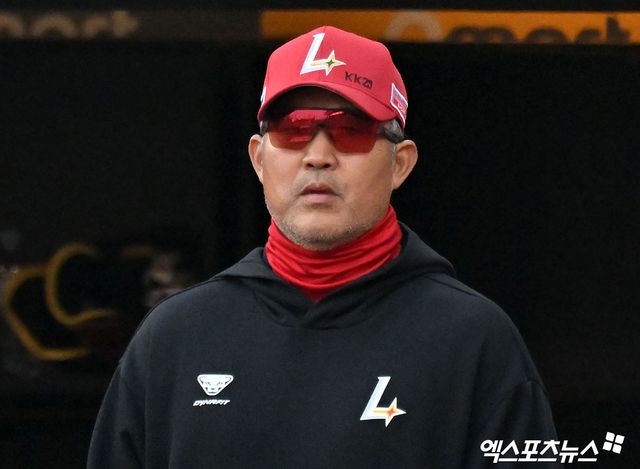 14일 오후 인천SSG랜더스필드에서 열린 '2026 신한 SOL Bank KBO리그' 두산 베어스와 SSG 랜더스의 경기, SSG 이숭용 감독이 경기를 지켜보고 있다. 엑스포츠뉴스 DB