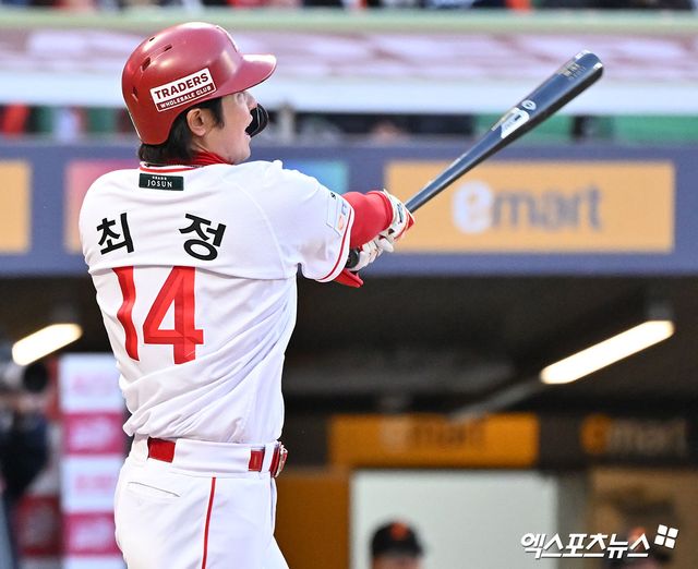 7일 오후 인천SSG랜더스필드에서 열린 '2026 신한 SOL Bank KBO리그' 한화 이글스와 SSG 랜더스의 경기, 1회말 1사 1루 SSG 최정이 투런 홈런을 날리고 있다. 엑스포츠뉴스 DB