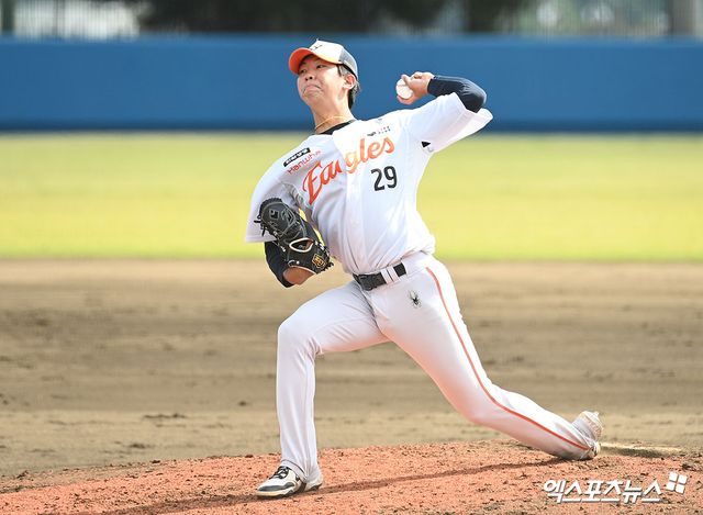 21일 오후 일본 오키나와 고친다 구장에서 열린 WBC 대표팀과 한화 이글스의 연습경기, 7회초 한화 황준서가 공을 힘차게 던지고 있다. 엑스포츠뉴스 DB