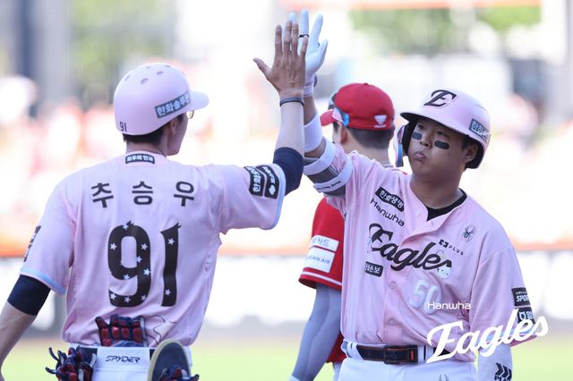 30일 오후 대전 한화생명 볼파크에서 열린 '2026 신한 SOL KBO리그' SSG 랜더스와 한화 이글스의 경기, 1회말 1사 2, 3루 한화 강백호가 2타점 적시타를 날린 뒤 기뻐하고 있다. 한화 이글스