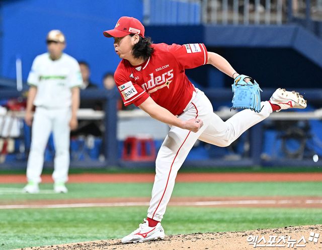 20일 오후 서울 구로구 고척스카이돔에서 열린 '2026 신한 SOL Bank KBO리그' SSG 랜더스와 키움 히어로즈의 경기, 7회말 SSG 문승원이 공을 힘차게 던지고 있다. 엑스포츠뉴스 DB