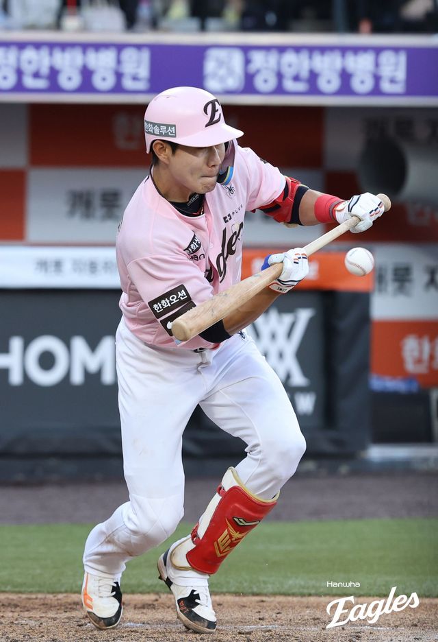 30일 오후 대전 한화생명 볼파크에서 열린 '2026 신한 SOL KBO리그' SSG 랜더스와 한화 이글스의 경기, 3회말 1사 1, 3루 한화 심우준이 번트를 시도하고 있다. 한화 이글스