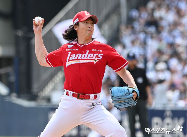 10일 오후 서울 송파구 잠실야구장에서 열린 '2026 신한 SOL Bank KBO리그' SSG 랜더스와 두산 베어스의 경기, 3회말 SSG 문승원이 공을 힘차게 던지고 있다. 엑스포츠뉴스 DB