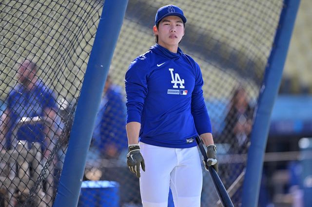 타격 부진에 빠진 미국 메이저리그(MLB) LA 다저스 야수 김혜성(27)이 마이너리그로 내려갔다. 다저스는 30일(한국시간) 미국 캘리포니아주 로스앤젤레스의 유니클로 필드 앳 다저스타디움에서 열리는 2026 메이저리그 필라델피아 필리스와 홈 경기를 앞두고 김혜성을 트리플A 오클라호마시티 코메츠로 보냈다. 김혜성 대신 산티아고 에스피날이 메이저리그 로스터로 돌아왔다. 지난 26일 DFA(방출 대기) 조치가 이뤄졌던 에스피날은 웨이버 통과 후 프리에이전트(FA) 자격을 얻었으나 다시 다저스와 계약했다. 연합뉴스