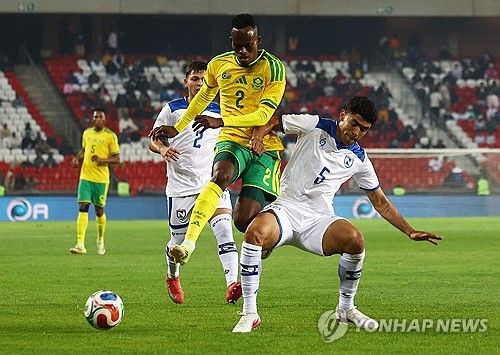 한국과 2026 국제축구연맹(FIFA) 북중미 월드컵 조별예선에서 맞붙는 남아프리카공화국(남아공)이 월드컵을 앞두고 진행한 출정식에서 약체 니카라과와 헛심공방 끝에 득점 없이 비겼다. FIFA 랭킹이 무려 70계단 이상 차이가 나는 팀에 패배한 남아공은 출정식에서 승리하지 못하며 좋지 않은 분위기 속에서 결전지로 떠나게 됐다. 사진 연합뉴스