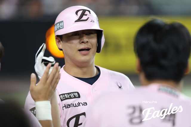 30일 오후 대전 한화생명 볼파크에서 열린 '2026 신한 SOL KBO리그' SSG 랜더스와 한화 이글스의 경기, 8회말 무사 한화 노시환이 솔로 홈런을 친 뒤 동료들과 하이파이브를 하고 있다. 한화 이글스