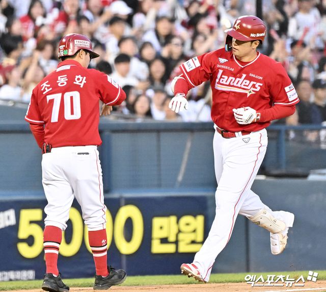 9일 오후 서울 송파구 잠실야구장에서 열린 '2026 신한 SOL Bank KBO리그' SSG 랜더스와 두산 베어스의 경기, 7회초 2사 2루 SSG 김재환이 투런 홈런을 날린 후 기뻐하고 있다. 엑스포츠뉴스 DB