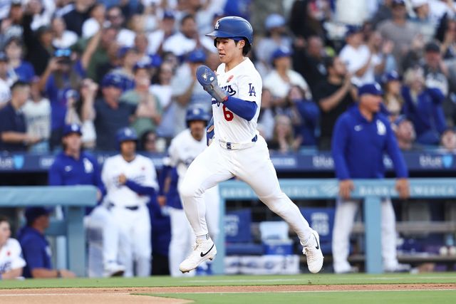 타격 부진에 빠진 미국 메이저리그(MLB) LA 다저스 야수 김혜성(27)이 마이너리그로 내려갔다. 다저스는 30일(한국시간) 미국 캘리포니아주 로스앤젤레스의 유니클로 필드 앳 다저스타디움에서 열리는 2026 메이저리그 필라델피아 필리스와 홈 경기를 앞두고 김혜성을 트리플A 오클라호마시티 코메츠로 보냈다. 김혜성 대신 산티아고 에스피날이 메이저리그 로스터로 돌아왔다. 지난 26일 DFA(방출 대기) 조치가 이뤄졌던 에스피날은 웨이버 통과 후 프리에이전트(FA) 자격을 얻었으나 다시 다저스와 계약했다. 연합뉴스