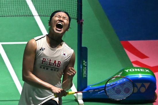 세계랭킹 1위 안세영(삼성생명)은 30일(한국시간) 싱가포르 칼랑의 싱가포르 인도어 스타디움에서 열린 2026 세계배드민턴연맹(BWF) 싱가포르 오픈(슈퍼 750) 여자단식 준결승전에서 중국의 천위페이(세계 4위)를 상대로 1시간 23분간의 접전 끝에 2-1(20-22 21-12 21-15) 역전승을 거뒀다. 이날 승리로 안세영은 2026시즌 국제대회에서 32승1패(기권승 포함)를 기록했다. 안세영의 싱가포르 오픈 결승전 상대는 일본의 야마구치 아카네(세계 3위)이고, 안세영은 야마구치 상대로 상대 전적 17승15패를 기록 중이다. 연합뉴스