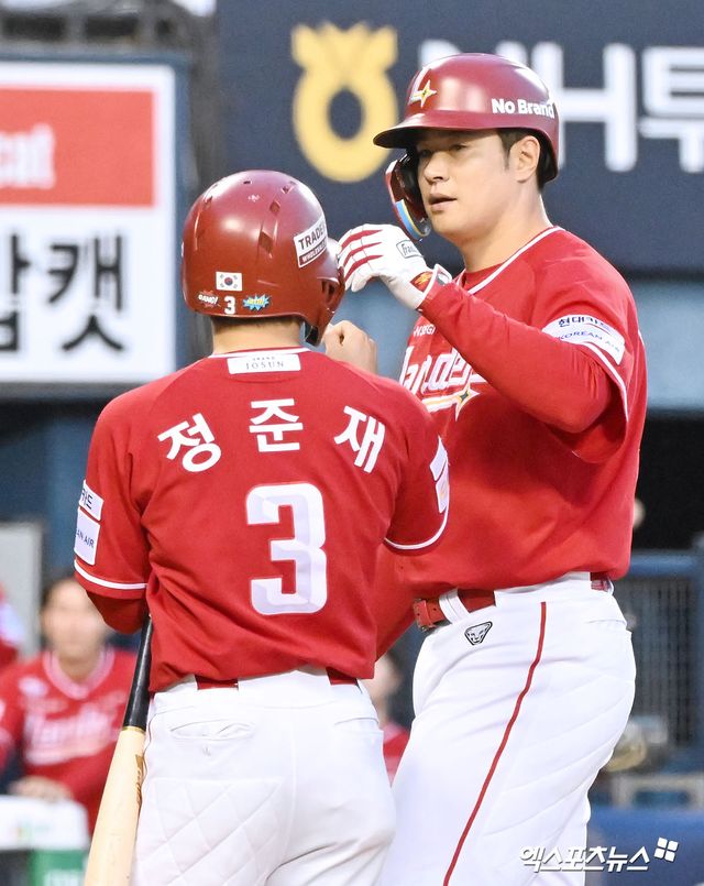9일 오후 서울 송파구 잠실야구장에서 열린 '2026 신한 SOL Bank KBO리그' SSG 랜더스와 두산 베어스의 경기, 7회초 2사 2루 SSG 김재환이 투런 홈런을 날린 후 기뻐하고 있다. 엑스포츠뉴스 DB