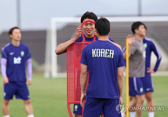 2026 국제축구연맹(FIFA) 북중미 월드컵을 앞두고 열린 평가전에서 멀티골을 쏘아올리며 분위기를 한껏 끌어올린 홍명보호의 스트라이커 조규성이 다득점 승리와 공격진의 활약에 기뻐했다. 조규성은 31일 미국 유타주 솔트레이크시티의 브리검영대(BYU) 사우스필드에서 열린 트리니다드토바고(FIFA 랭킹 102위)와의 평가전에 교체 출전해 멀티골을 터트리며 홍명보호의 5-0 대승에 골을 보탰다. 조규성은 경기 직후 '다득점으로 승리해 기쁘다. 공격수들이 각자 공격포인트를 올린 것 같아 기쁘다'며 고지대 적응에 대해선 ' 아무래도 평소보다 공이 빠르다고 체감됐다. 체력적인 부분도 있고, 선수들과 입이 바싹 마른다고 이야기를 나눴다. 빨리 적응해야 한다'고 답했다. 연합뉴스