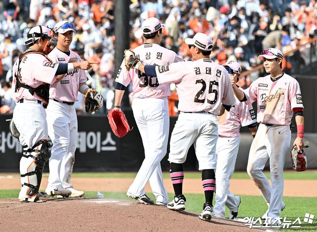 24일 오후 대전 한화생명 볼파크에서 열린 '2026 신한 SOL Bank KBO리그' 두산 베어스와 한화 이글스의 경기, 한화가 두산에 5:2로 승리하며 3연승을 기록했다. 이날 경기에서 승리한 한화 선수들이 기뻐하고 있다. 엑스포츠뉴스 DB